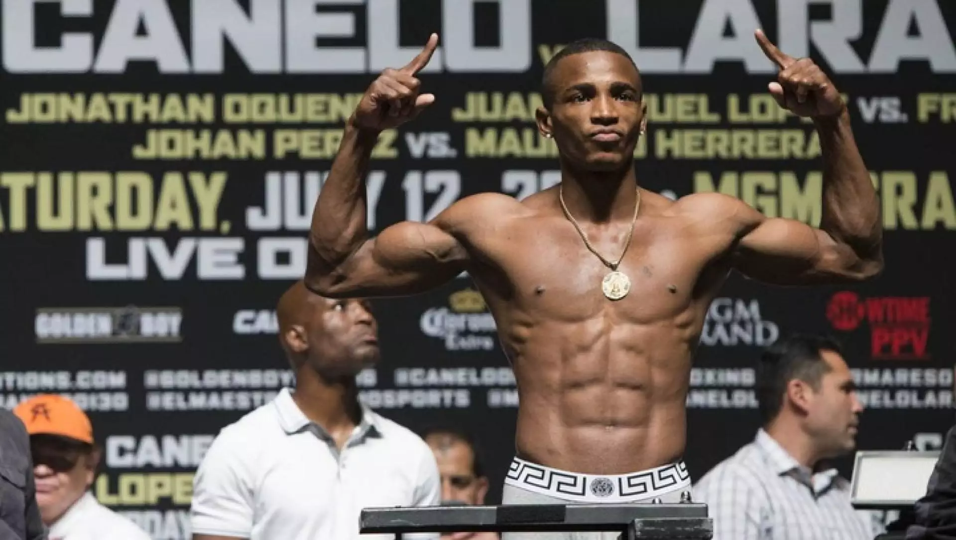 Лара жостко оскорбил Жанибека Алимханулы после срыва боя