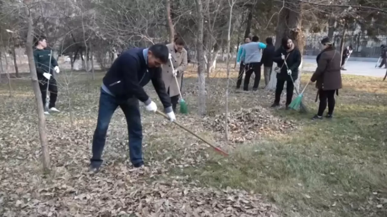 В Шымкенте организовали субботник в парке имени Абая