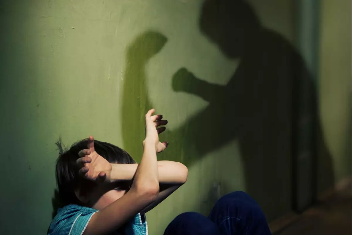 Отчима осудили за истязание трёх детей в Жамбылской области