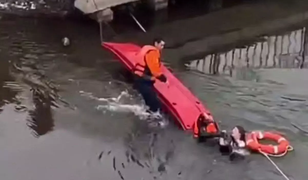 Девушку спасли после ее прыжка с моста в Астане (ВИДЕО)