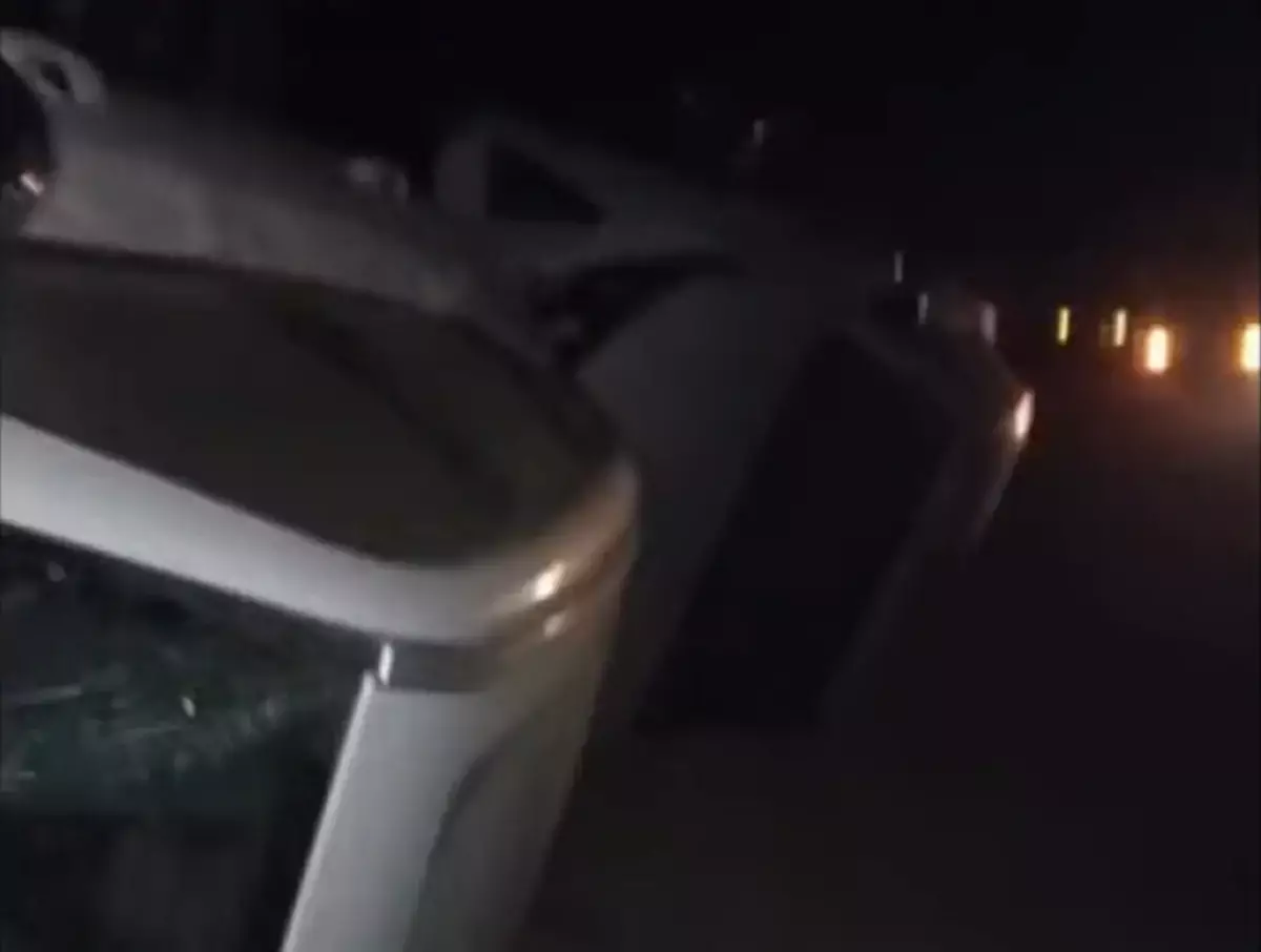 Автовоз с машинами перевернулся в Мангистау - новости на Lada.kz 04.12.2025