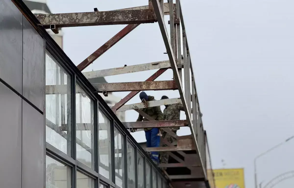 Торговый объект на автобусной остановке в 15 микрорайоне Актау демонтируют - новости на Lada.kz 04.12.2025