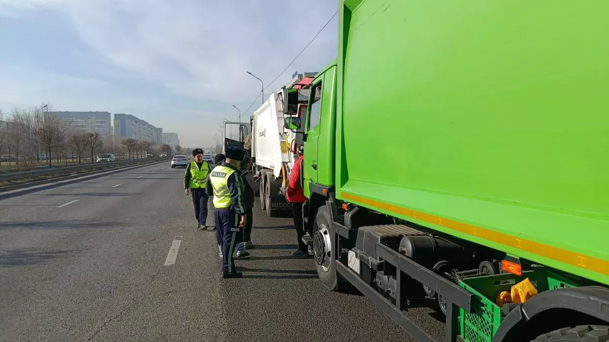 В Алматы усилили контроль за спецтранспортом по вывозу мусора