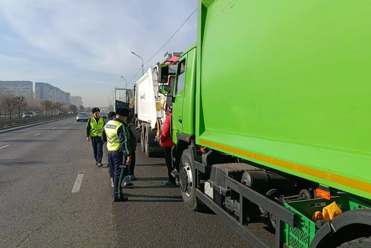 В Алматы усилили проверки мусоровозов из-за качества воздуха