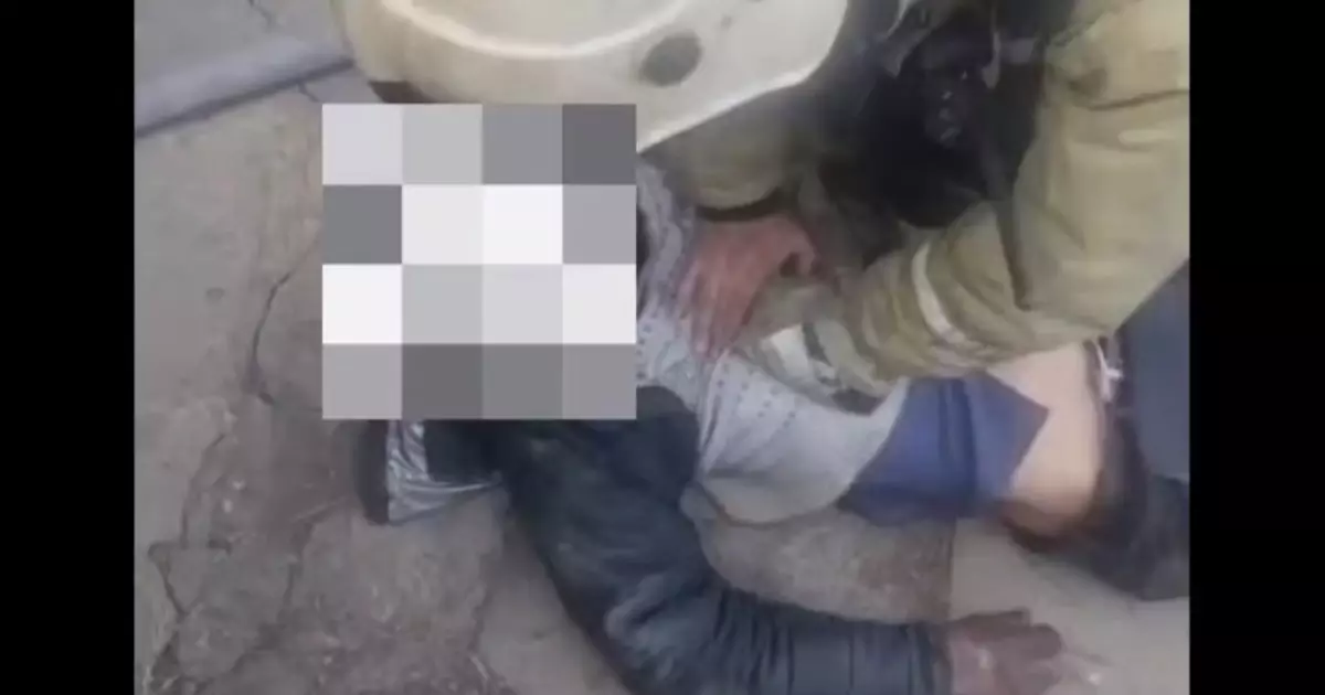  Алматыда құтқарушылар түтінге тұншыққан ер адамды аман алып қалды 