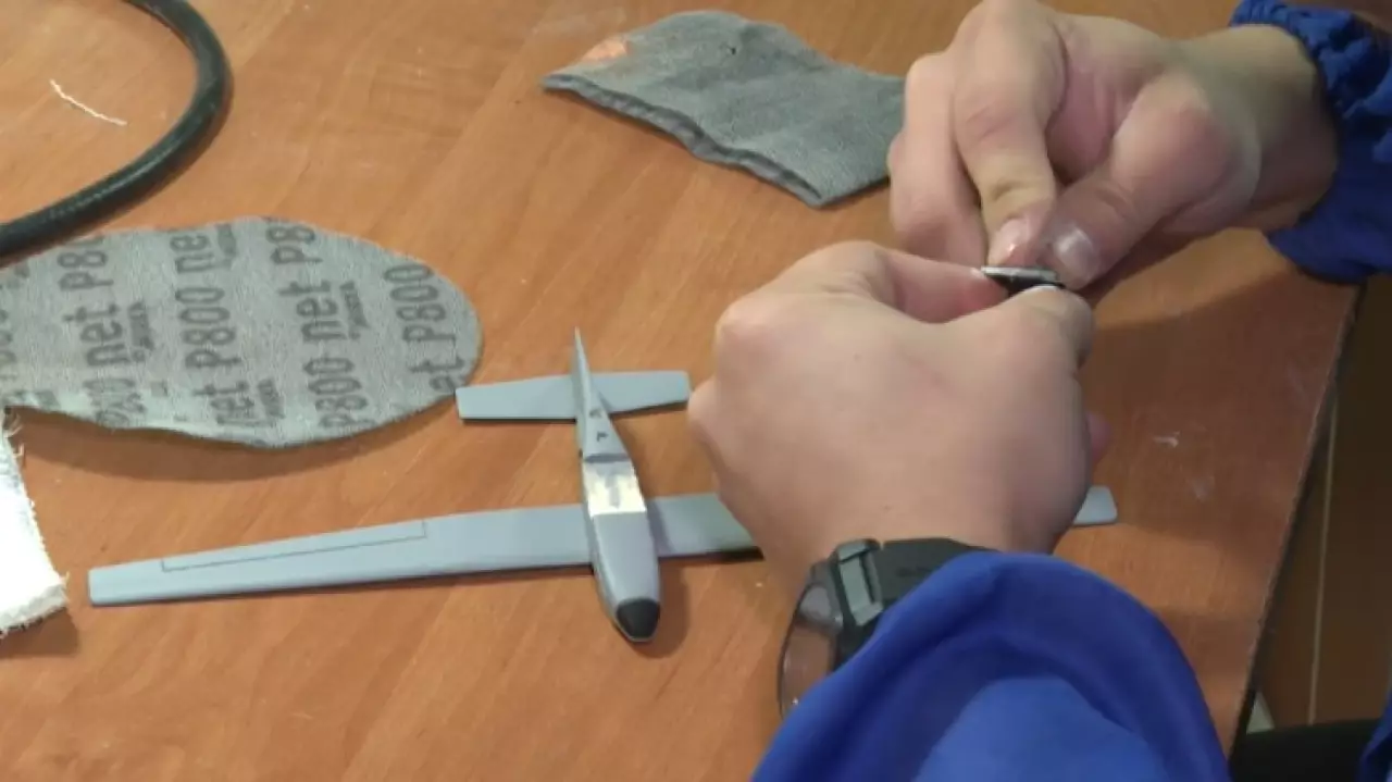 Студенты ЕНУ учатся собирать дроны