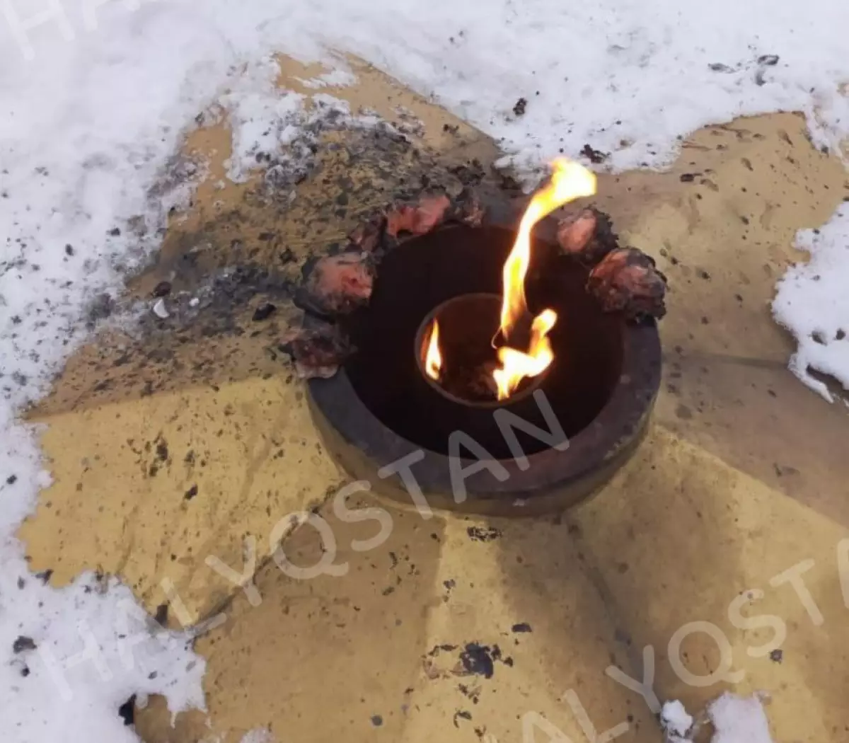 Неизвестные жарили курицу на Вечном огне в Риддере