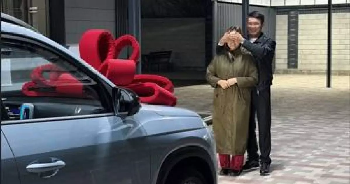 Еркебұлан Тоқтар анасына су жаңа көлік алып берді 