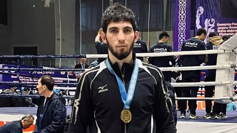 Казахстанский тяжеловес победил нокаутом на старте ЧМ-2025 по боксу