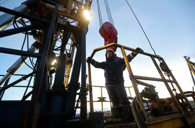 Казахстан сокращает добычу нефти после атаки Украины на КТК