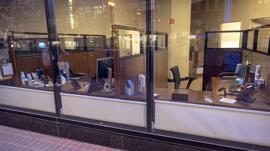 Увольнения в США в 2025 году превысили 1,1 млн, достигнув максимума со времён пандемии.