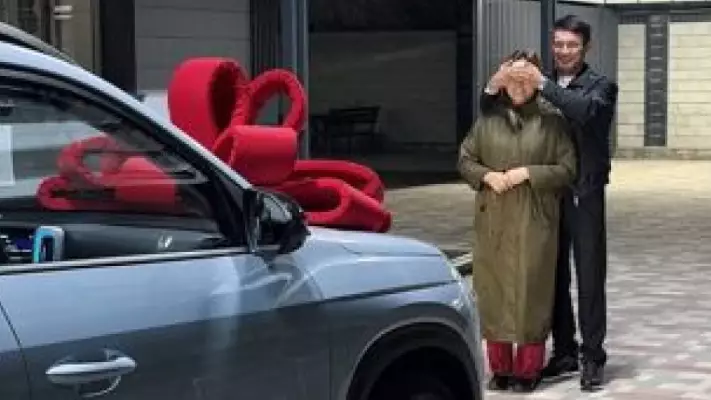 Еркебұлан Тоқтар анасына су жаңа көлік сыйлады  