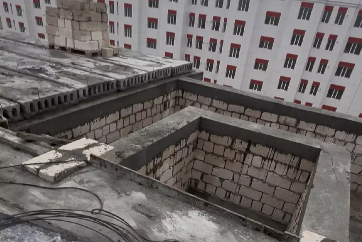 Рабочий погиб, упав в лифтовую шахту на стройке в Мангистау