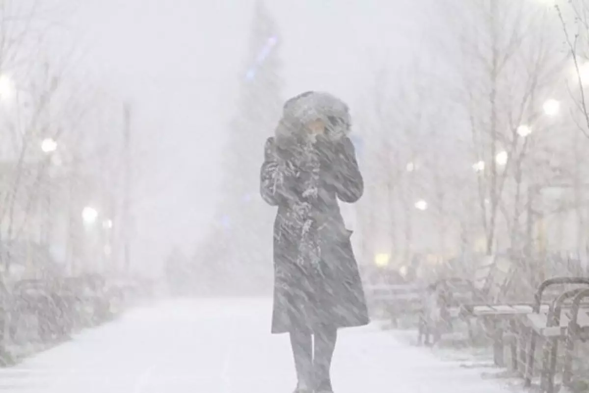 Снег, гололёд и сильный ветер ожидаются почти по всему Казахстану