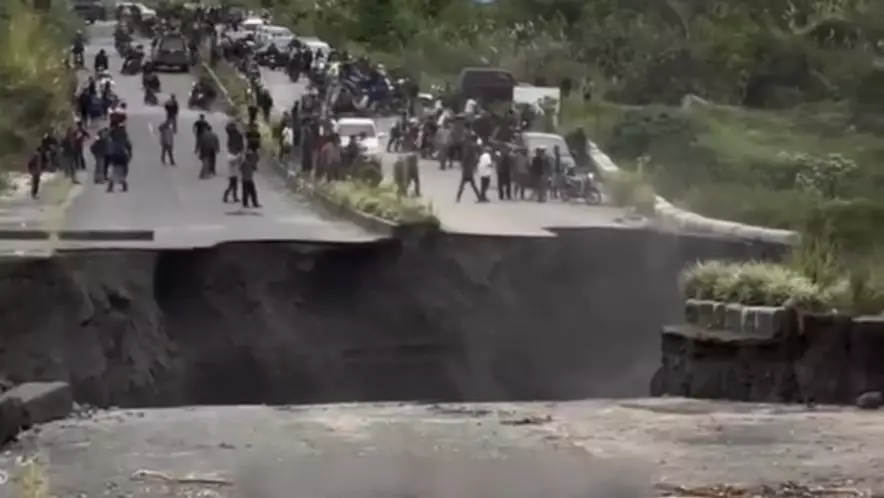 Индонезия: дорога исчезла за секунды прямо во время ремонтных работ