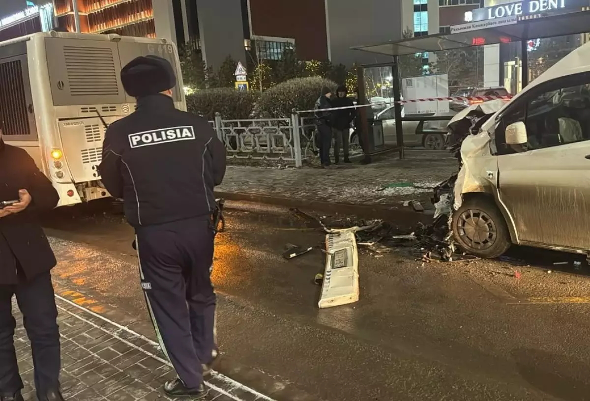 Микроавтобус врезался в автобус в Астане: водитель погиб