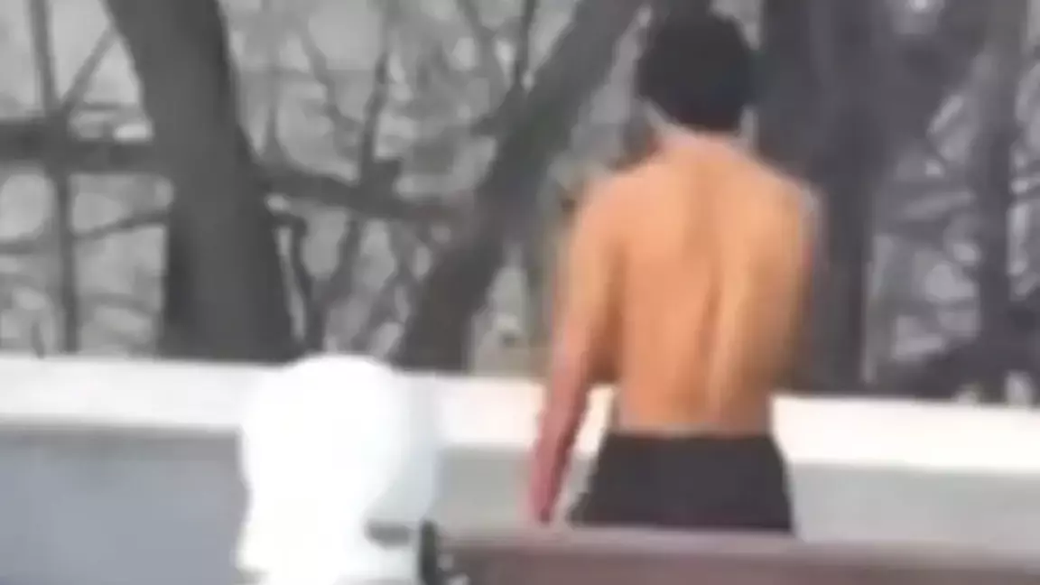 Өскеменде үсті қанға боялған, жартылай жалаңаш ер адам қолына пышақ ұстап жүгіріп жүрген