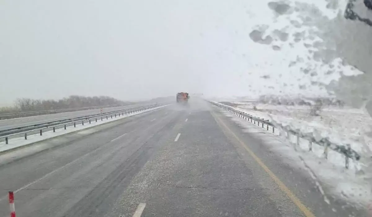Гололед и ограниченная видимость: на дорогах в 10 областях Казахстана ухудшится погода