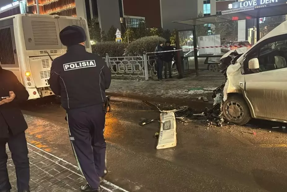 В Астане водитель микроавтобуса погиб в аварии с маршрутным автобусом