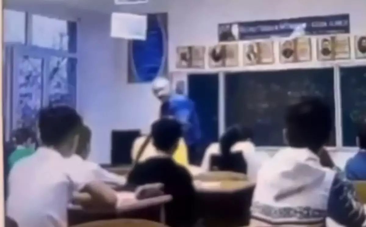 Атырауда оқушыны партаға лақтырған мұғалім директор болып тағайындалған