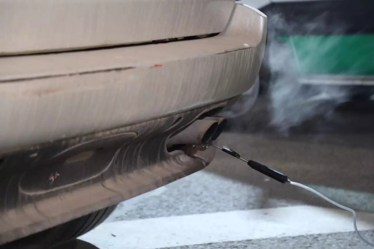 Автомобили проверили на вредные выбросы в Алматы