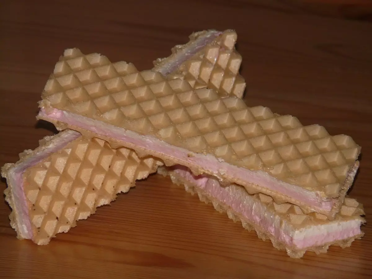 Червей обнаружили в вафлях для детей в мини-центре Костаная