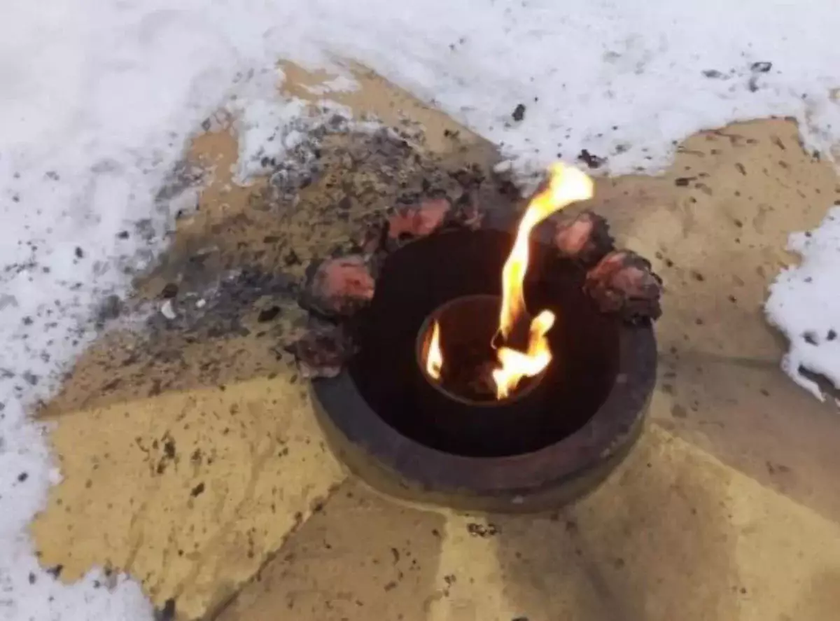 Неизвестные жарили на Вечном огне шашлык в Риддере