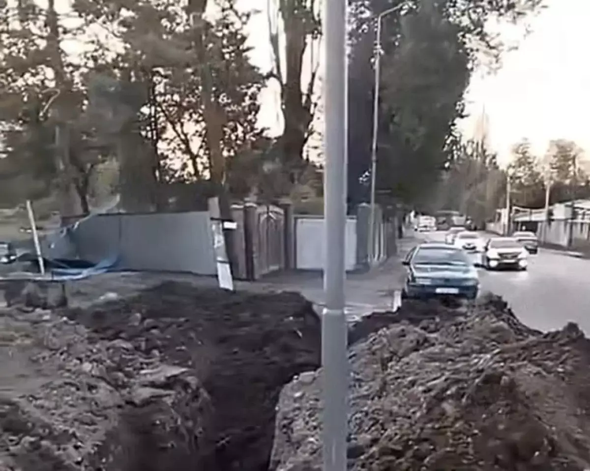 В Алматы школьник угнал экскаватор и выкопал яму на тротуаре