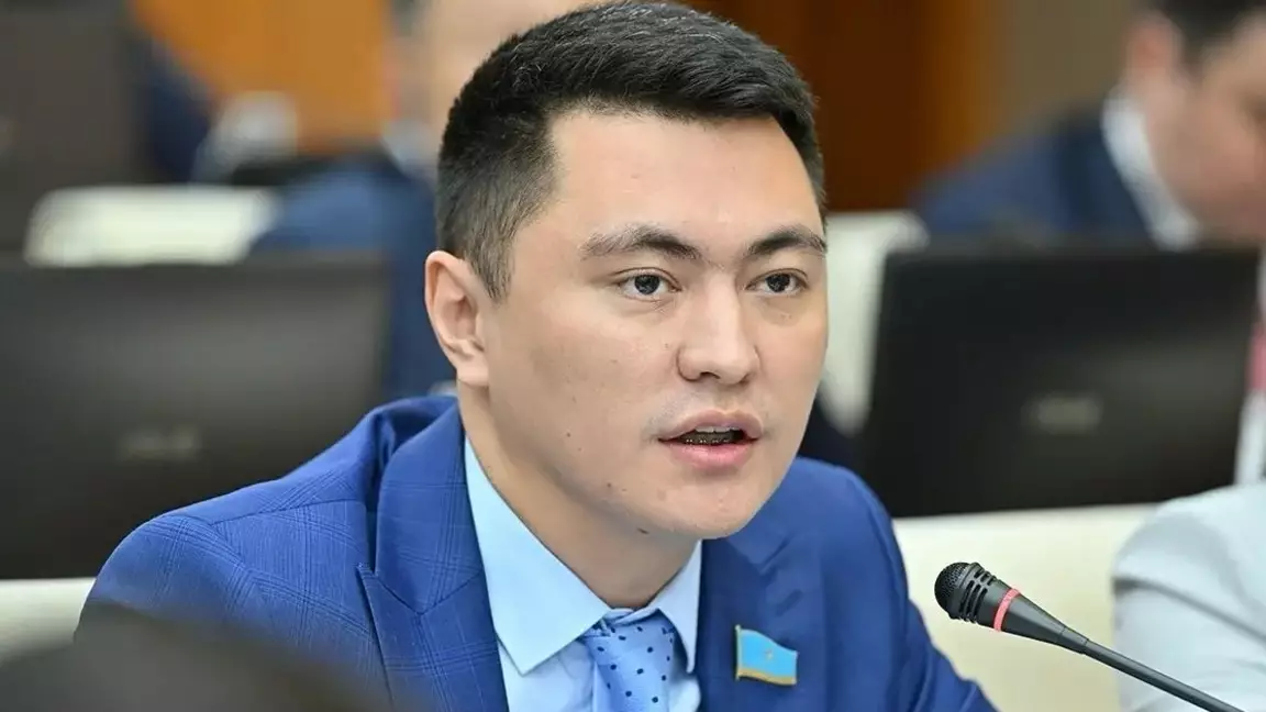 Депутат Дәулет Мұқаев жалақысы қанша екенін айтты