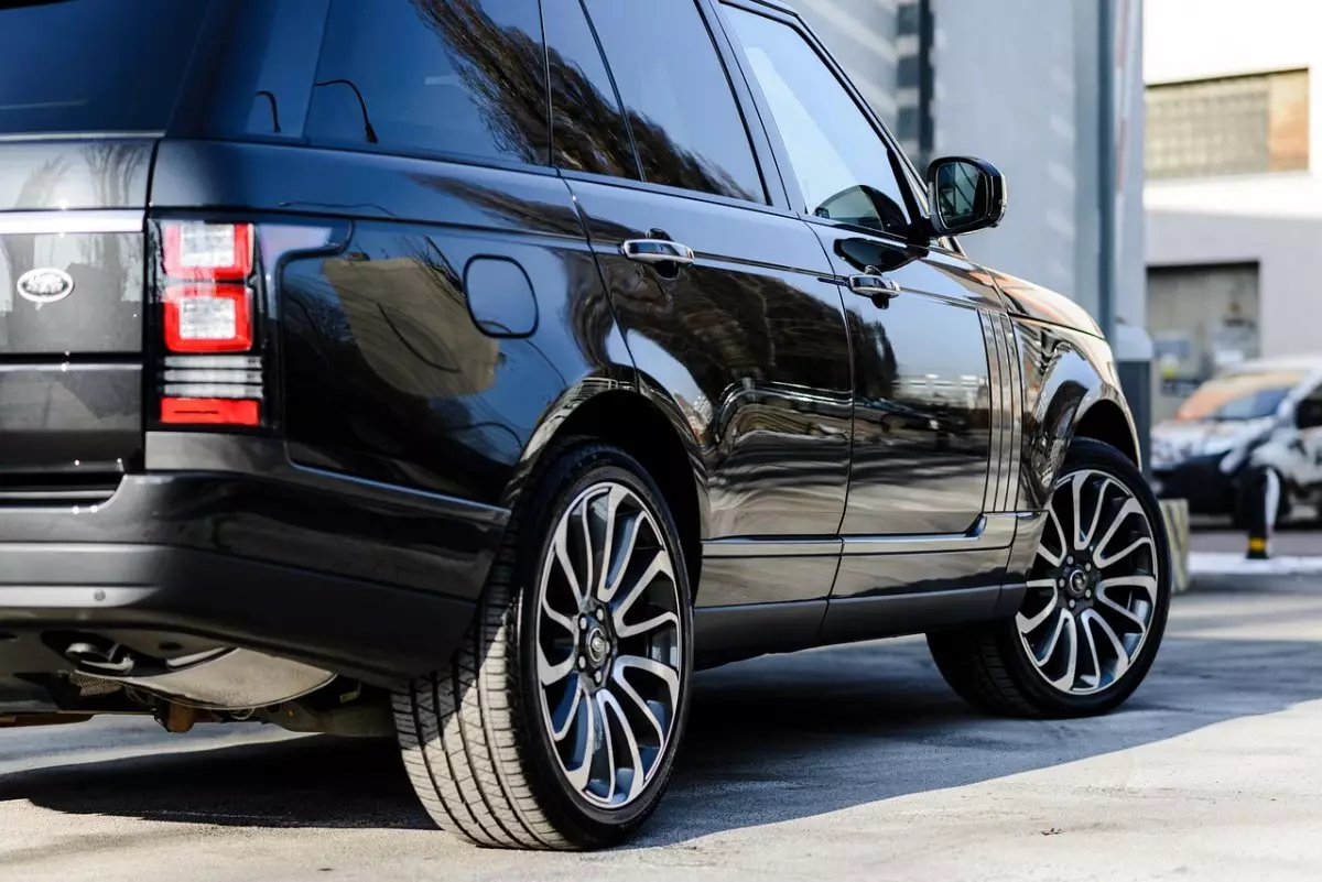 ЧСИ присвоил более 370 млн тенге и Range Rover в Алматы