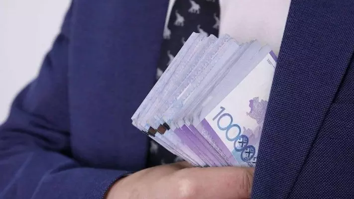 Жеке сот орындаушы 370 млн теңге мен Range Rover автокөлігін заңсыз иемденген