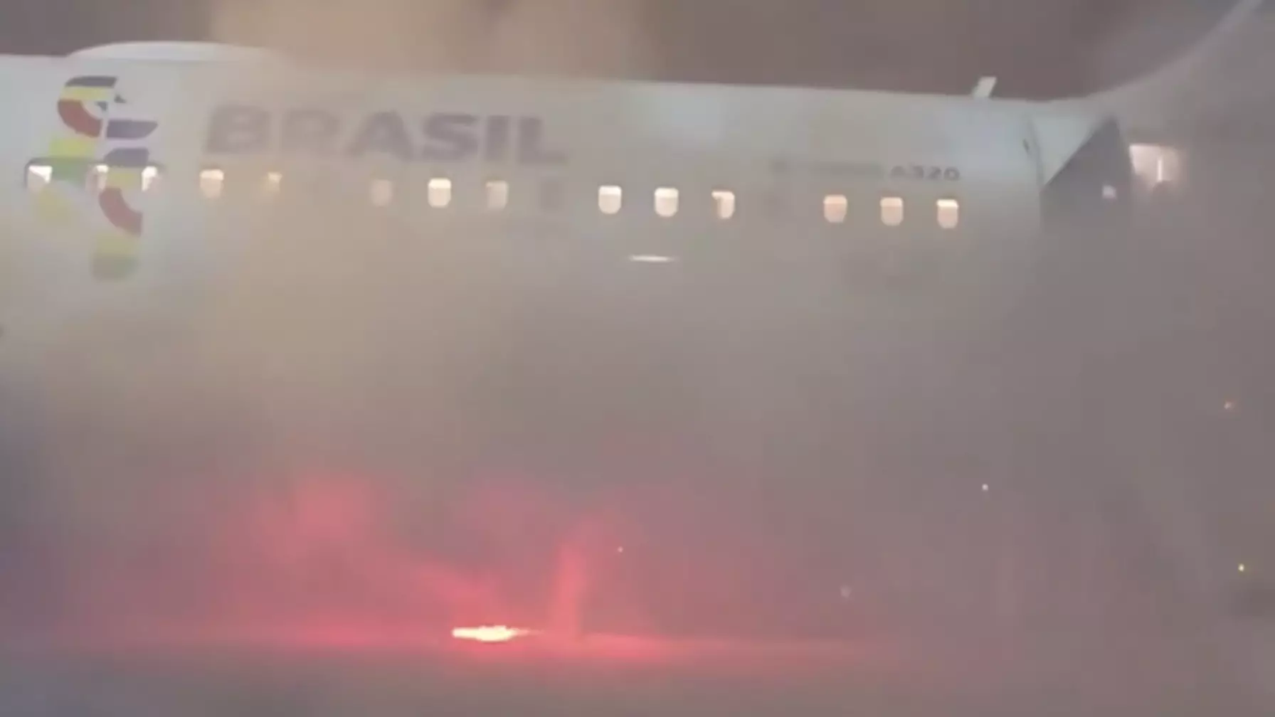 Әуежайда ұшақ алапат өртке оранды