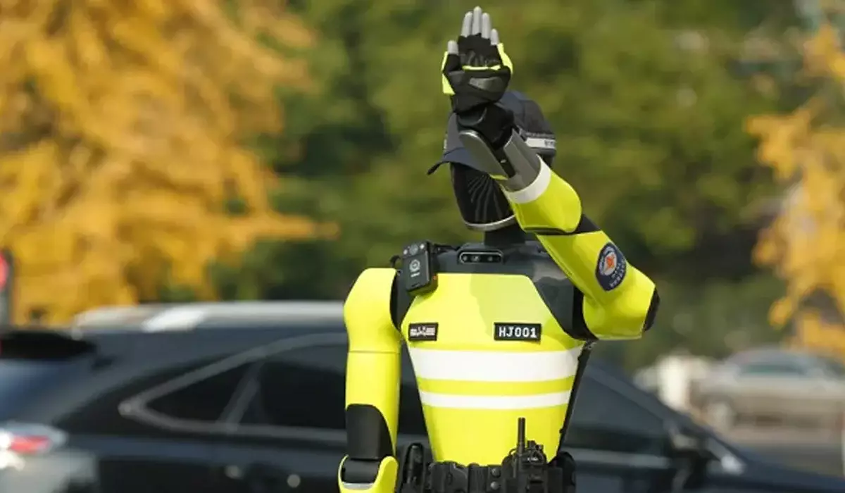 Қытайда робот полицейлер жұмысқа шықты