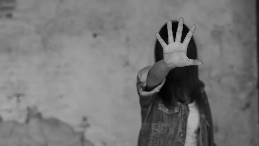 “Қыз өзі кінәлі”, “Маған қатысы жоқ”: Зорлық құрбаны болған заңгермен сұқбат