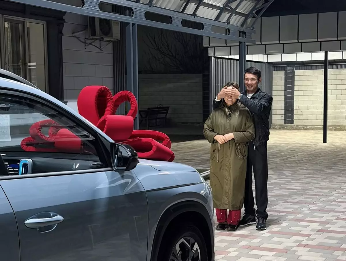 «Базарда жүріп бізді баққан»: Танымал актер анасына су жаңа көлік сыйлады