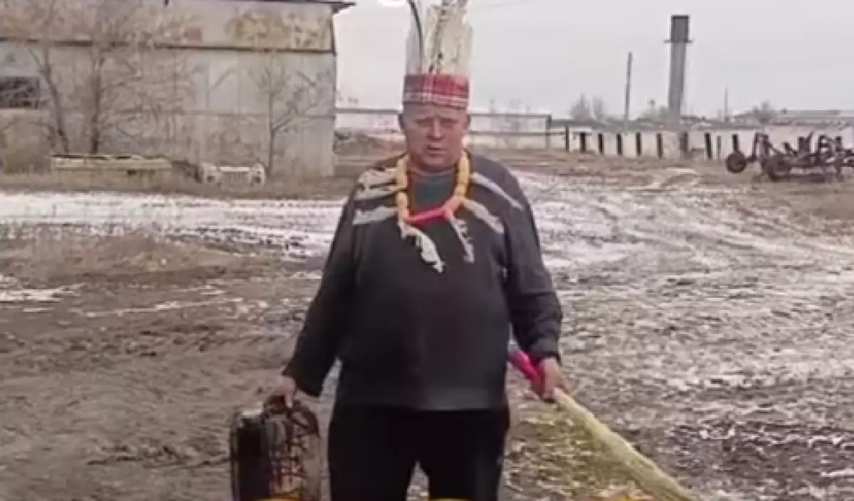 "Снег, снежок, приди": костанаец устроил обряд с веником, чтобы началась зима