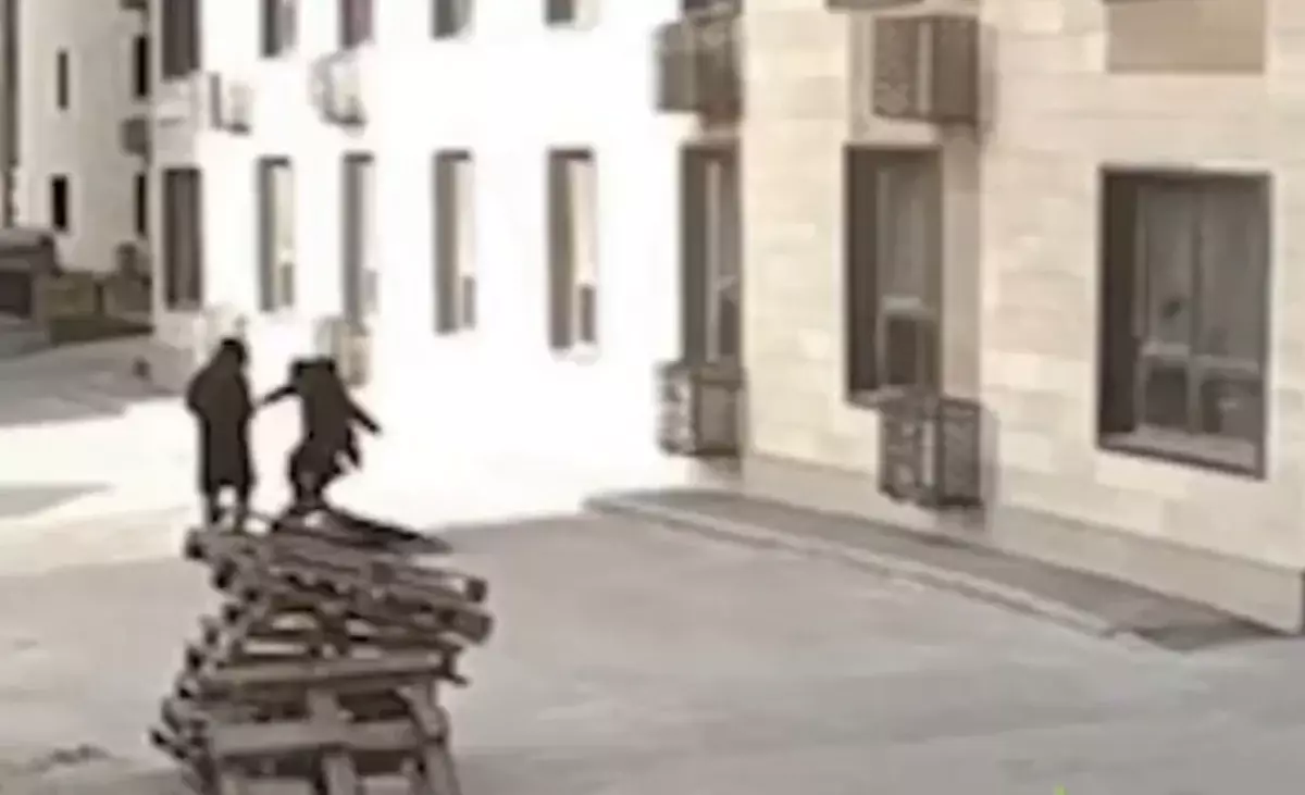 Видео нападения в Алматы: мужчину жестоко избили во дворе жилого комплекса