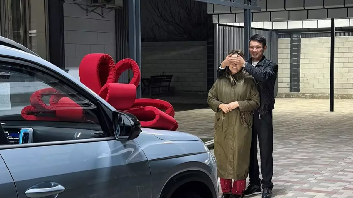 «Базарда жүріп бізді баққан»: Еркебұлан Тоқтар анасына алғашқы көлігін сыйлады