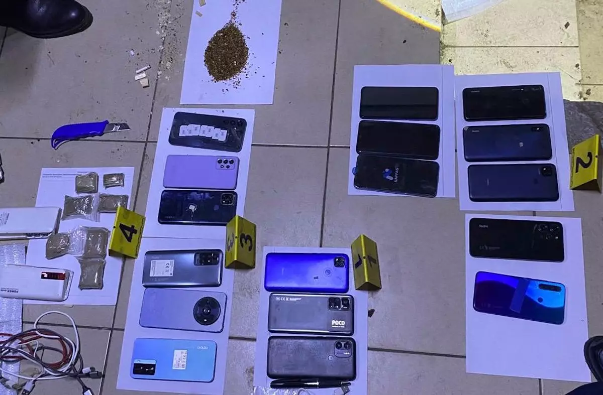 17 сотовых телефонов хотели пронести в колонию Уральска