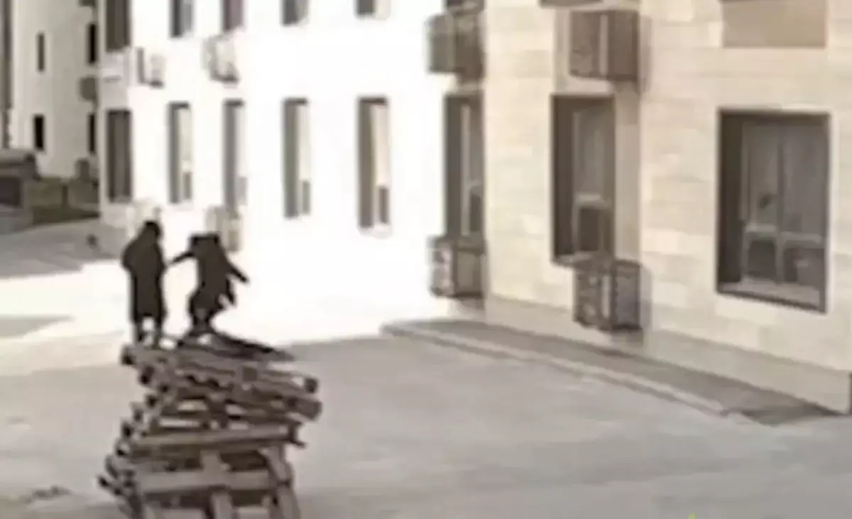 Алматыда аулада жүрген ер адамды аяусыз соққыға жығып кетті (ВИДЕО)