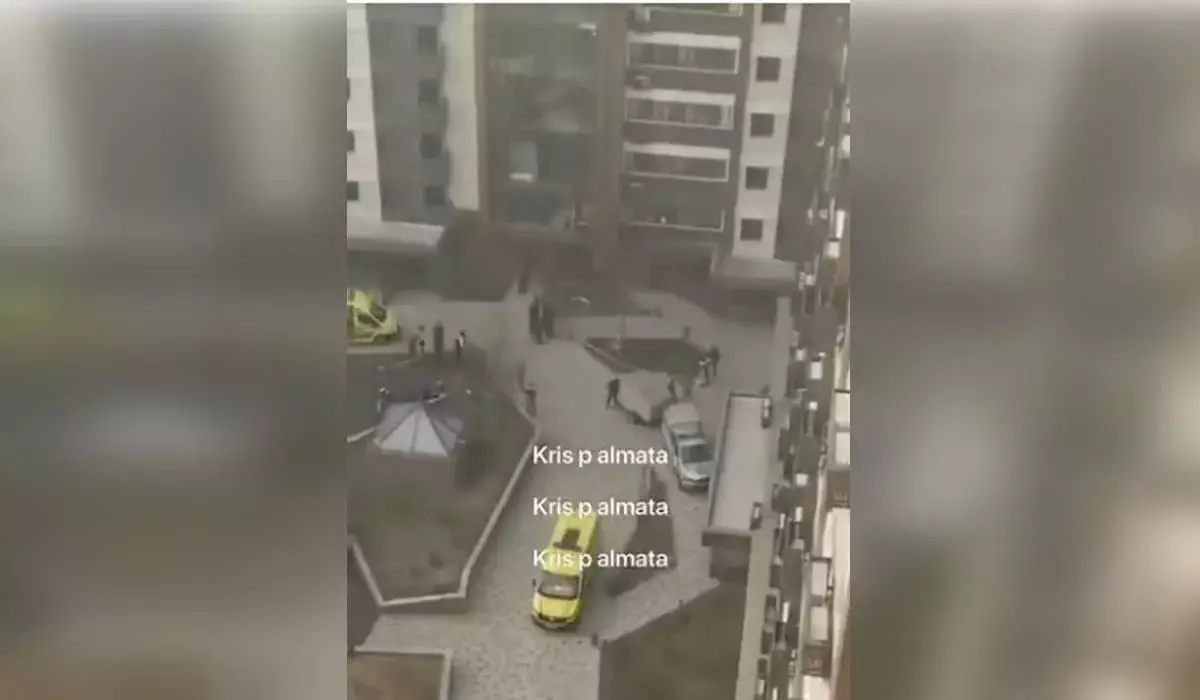 Человек разбился насмерть, упав с 11-го этажа в центре Алматы (ВИДЕО)