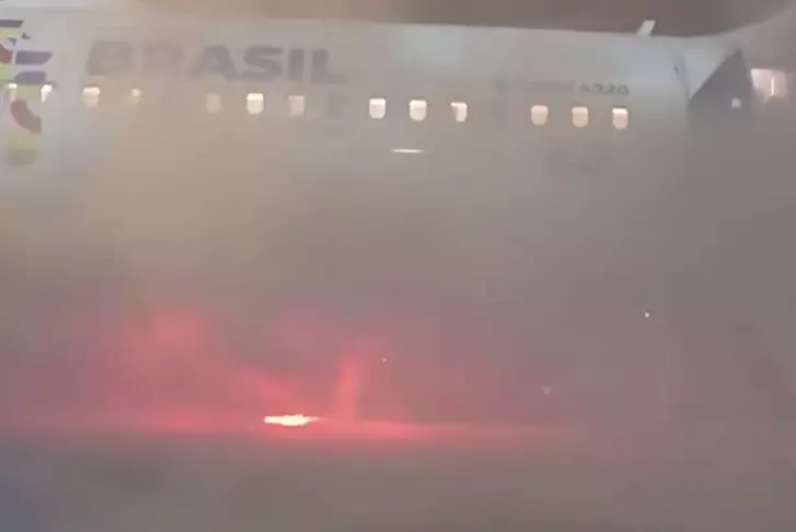 Самолет с людьми на борту загорелся в Бразилии