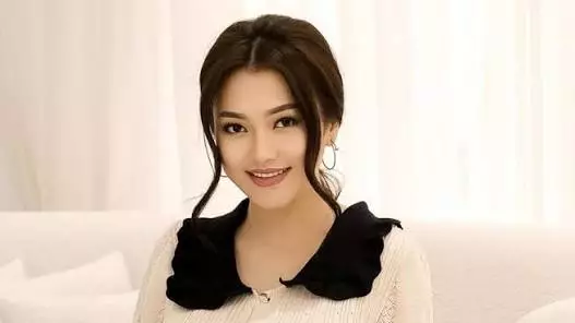 «Төртбұрышты әлемнен шығыңыз»: Ерке Есмаханнан оқырманға күтпеген жауап 