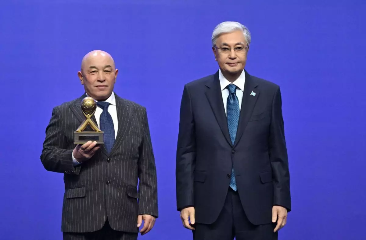 Глава государства вручил награды лауреатам премий "Алтын сапа" и "Парыз" (ВИДЕО)