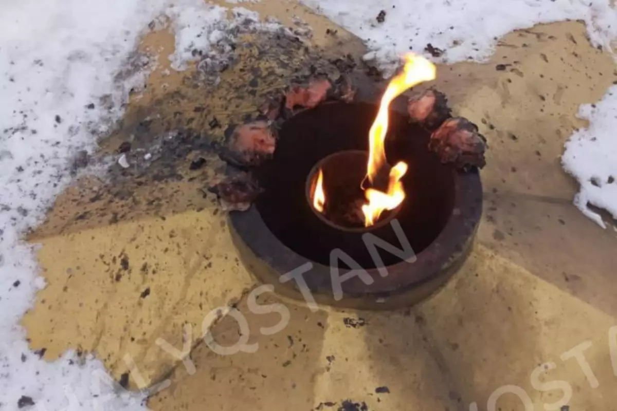 «Қадір-қасиет қалмаған ба?!»: Риддерде тұрғындар Мәңгілік алау ескерткішіне тауық қуырған