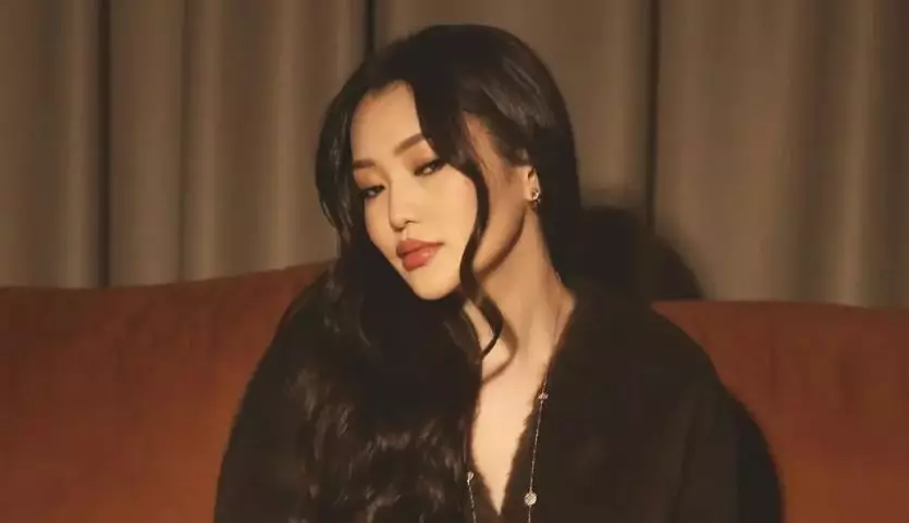 &#171;Төртбұрышты әлемнен шығыңыз&#187;: Ерке Есмахан оқырманын орнына қойды