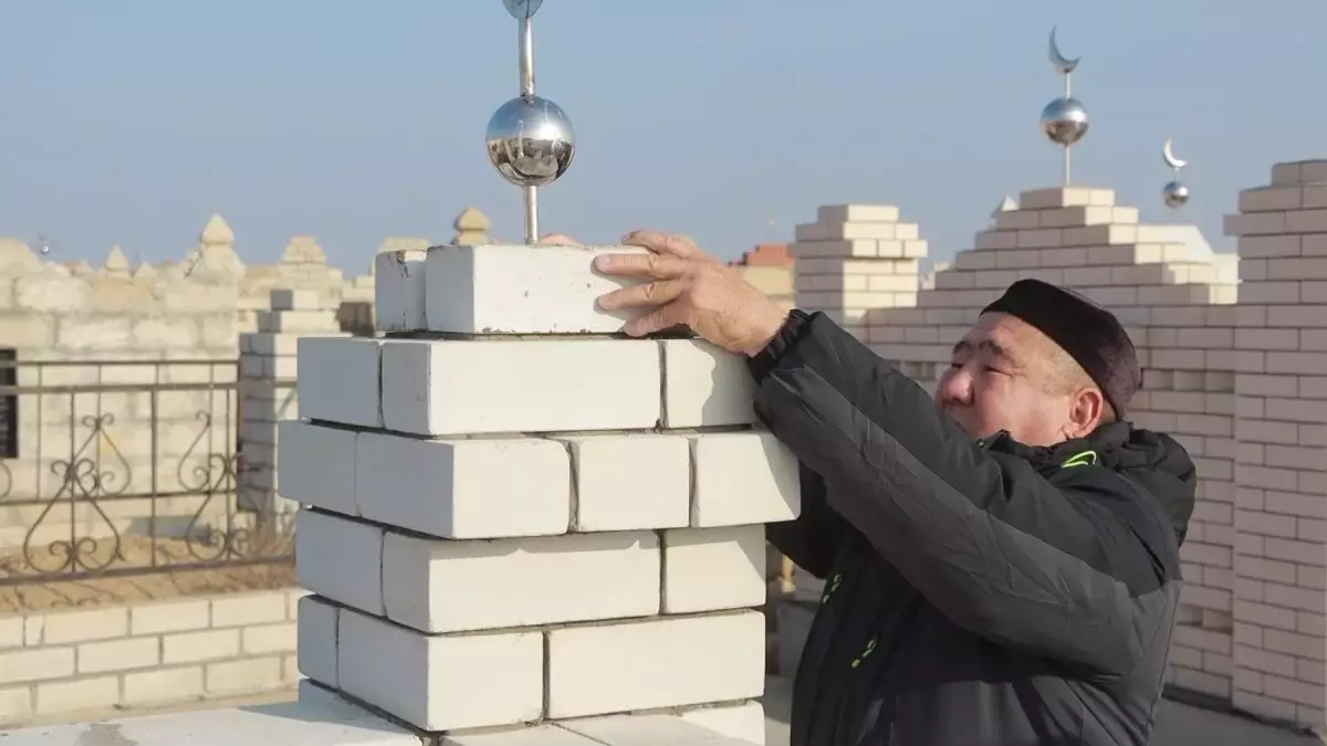 Моланың күміс айшықтарын жұлып тастаған: Атырауда үш оқушыны ұсталды