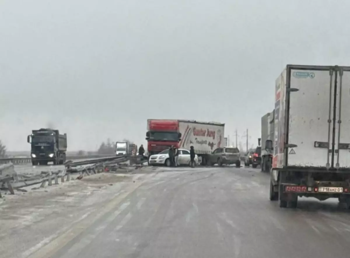 Массовое ДТП из-за гололеда произошло в Акмолинской области