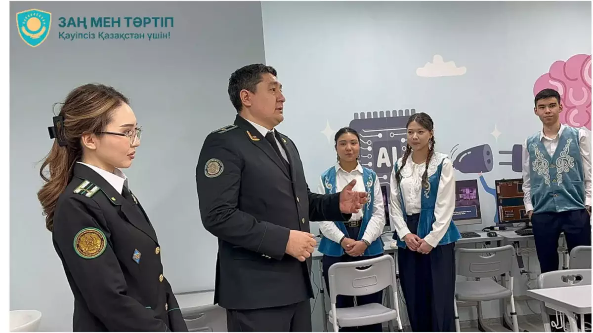 В школах Алматы запустили проект Qarzhy Saqshysy