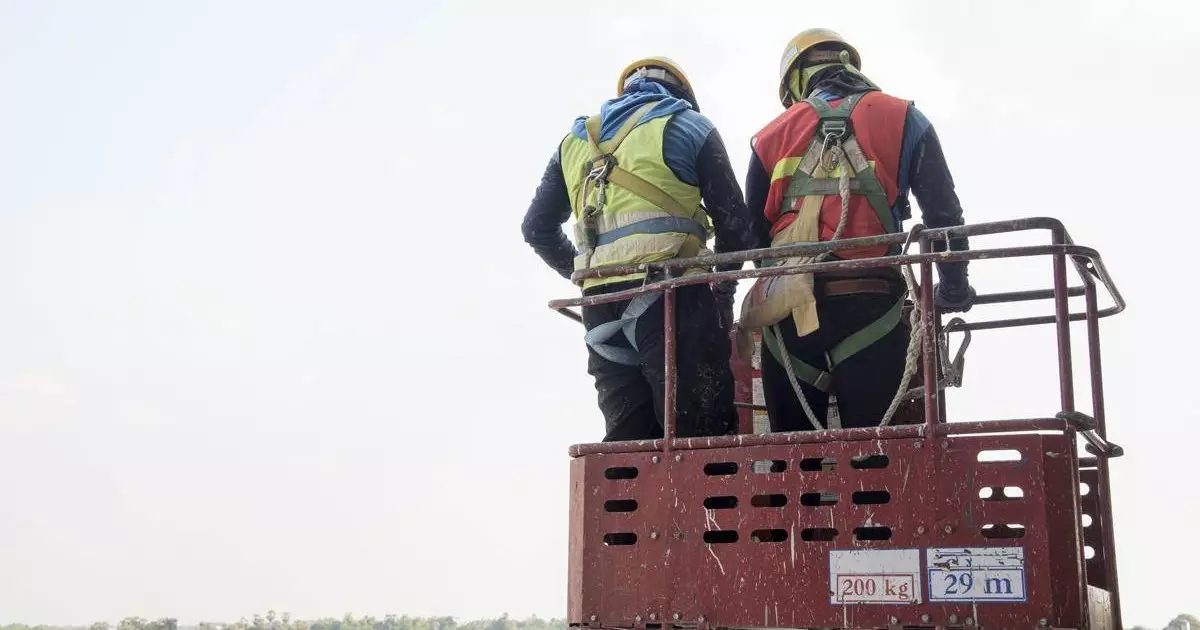  Двое инженеров сорвались с высоты в Петропавловске: один из них - сотрудник «Казахтелекома» 